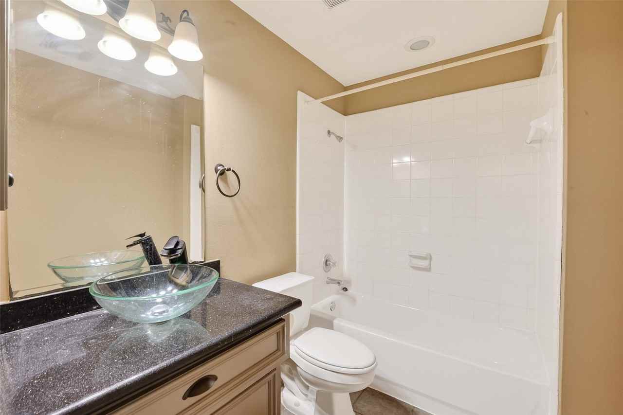 2804 Chenevert St - Photo 7 of 39