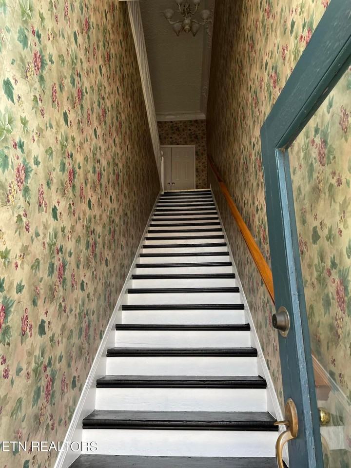 426 N Roane St - Photo 3 of 30