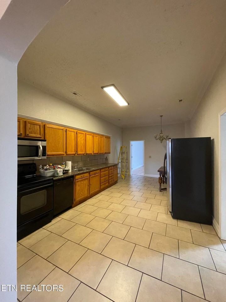 426 N Roane St - Photo 5 of 30