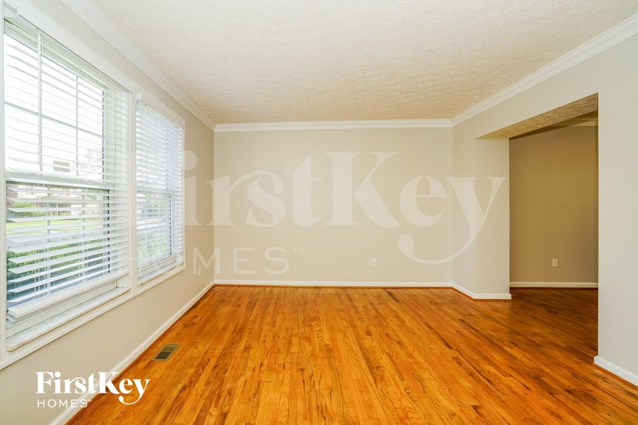 3288 Darby Glen Blvd - Photo 3 of 15