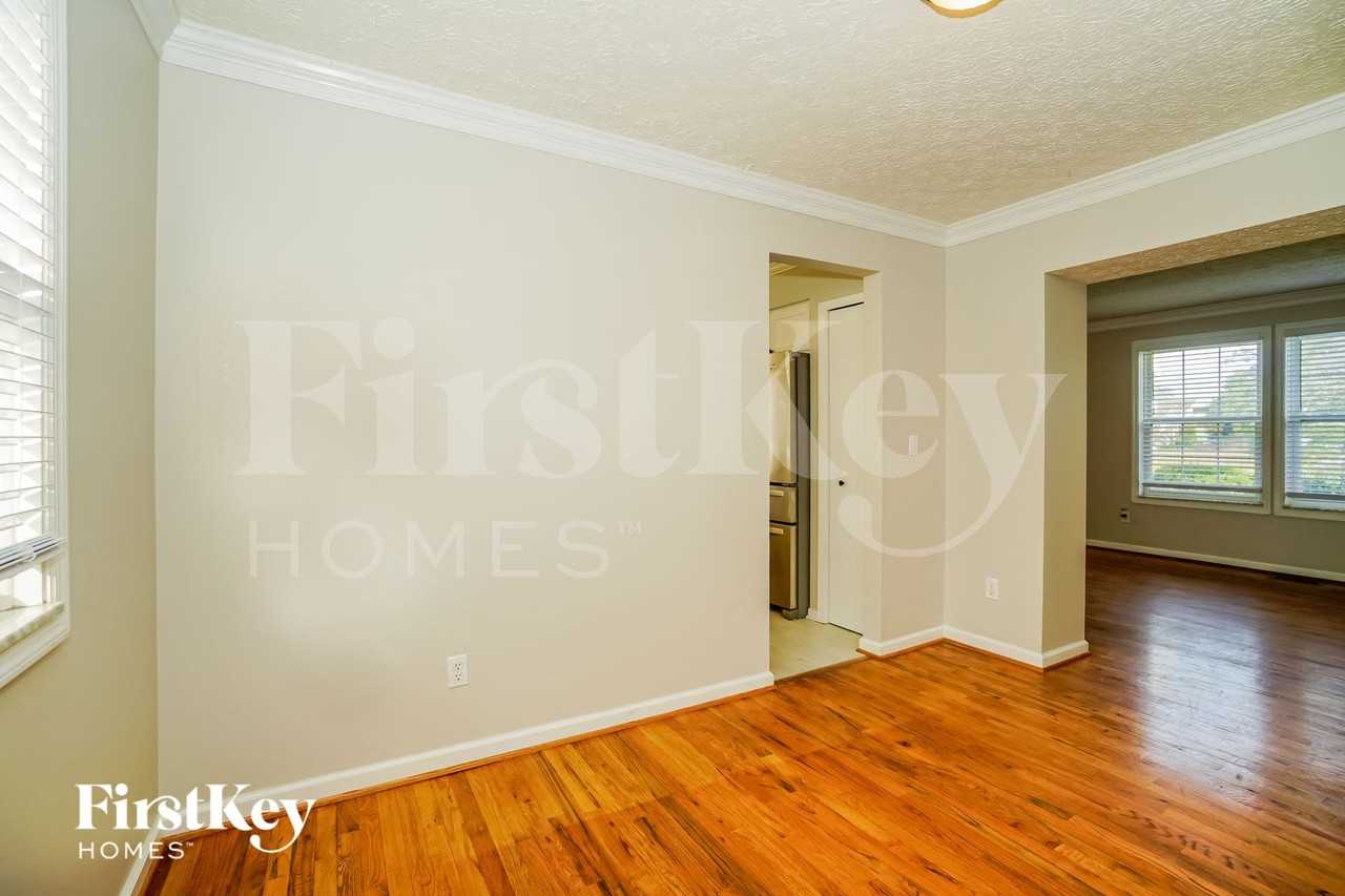 3288 Darby Glen Blvd - Photo 4 of 15