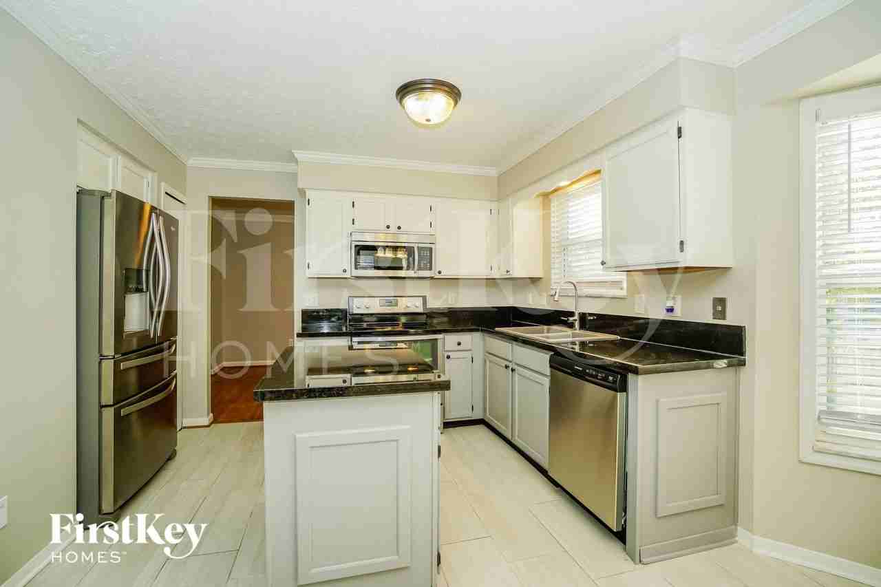 3288 Darby Glen Blvd - Photo 6 of 15