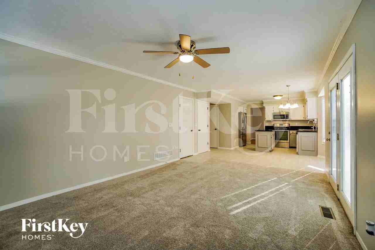 3288 Darby Glen Blvd - Photo 7 of 15