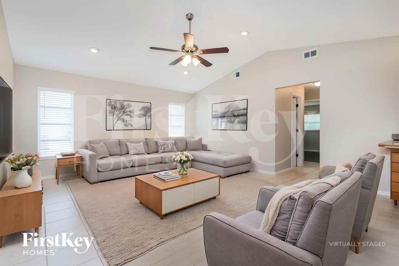 27065 Formosa Dr - Photo 5 of 19