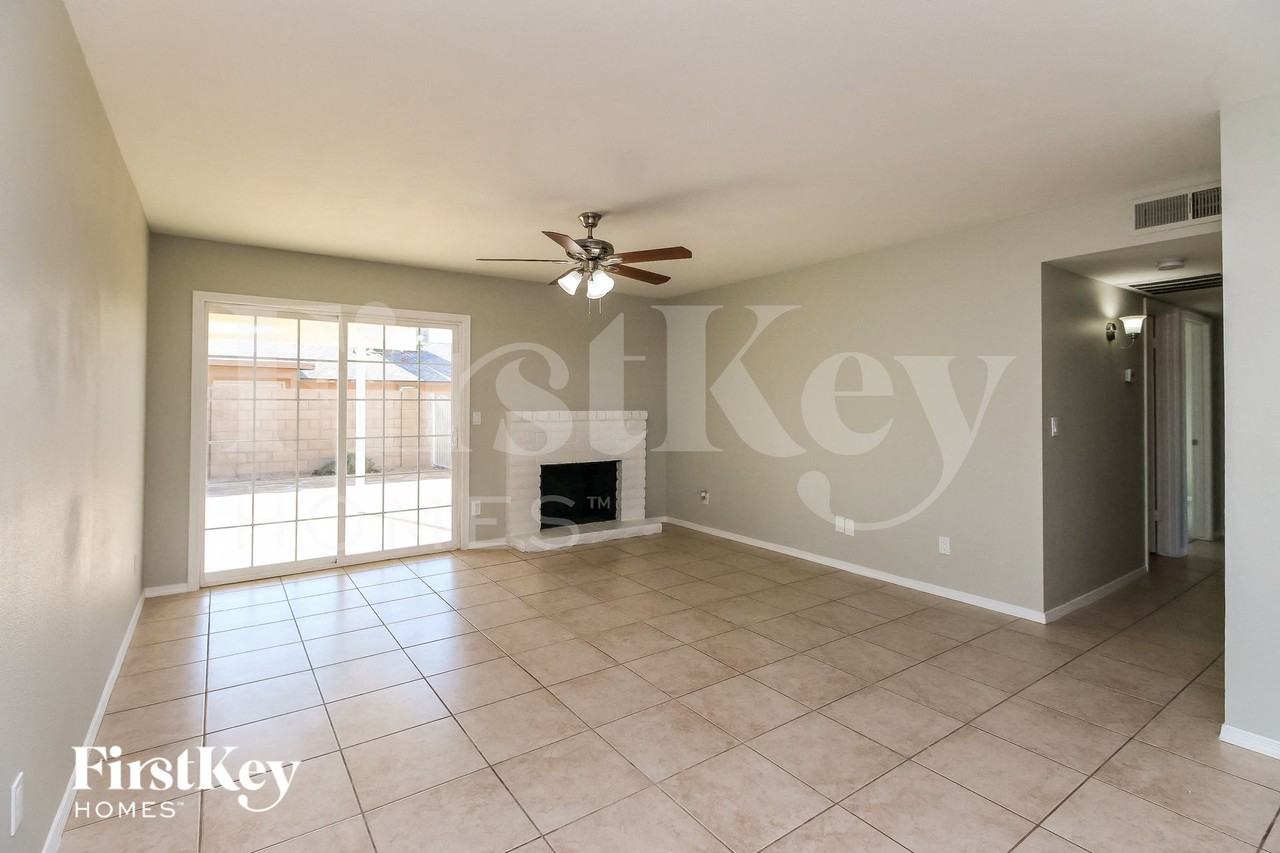 1941 W Portobello Ave - Photo 2 of 15