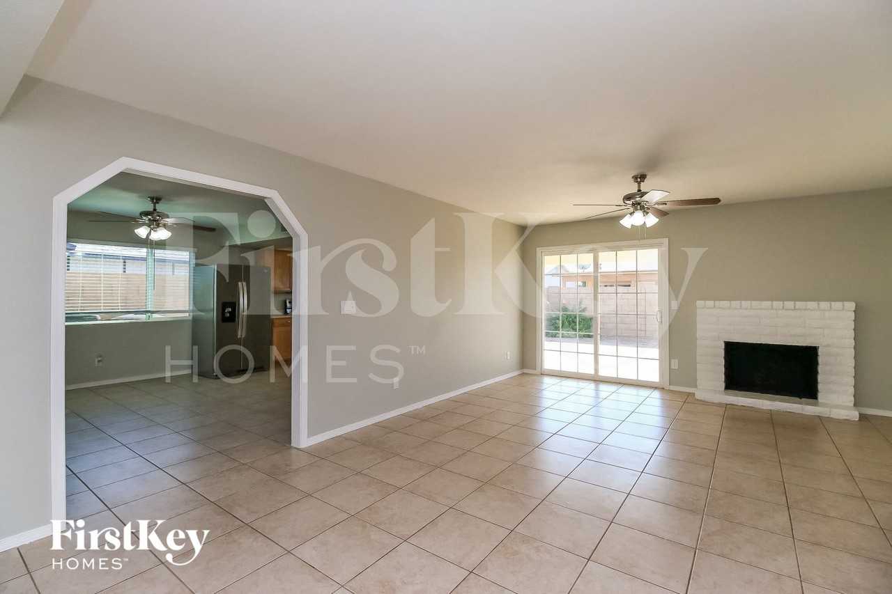1941 W Portobello Ave - Photo 3 of 15