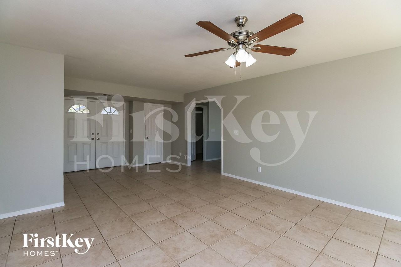 1941 W Portobello Ave - Photo 4 of 15