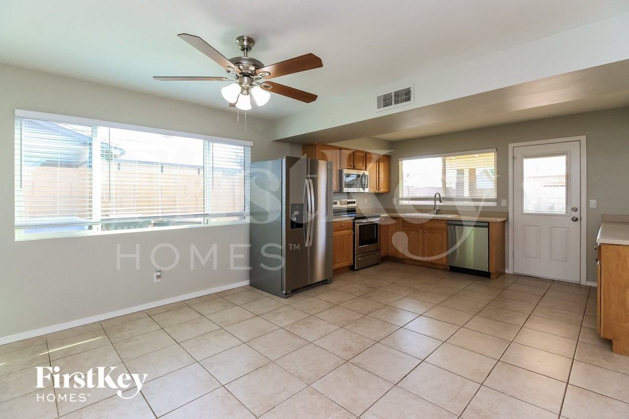 1941 W Portobello Ave - Photo 5 of 15