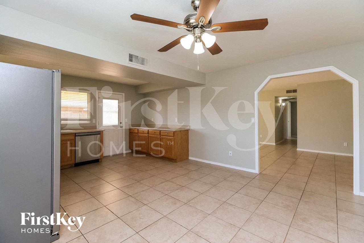 1941 W Portobello Ave - Photo 6 of 15