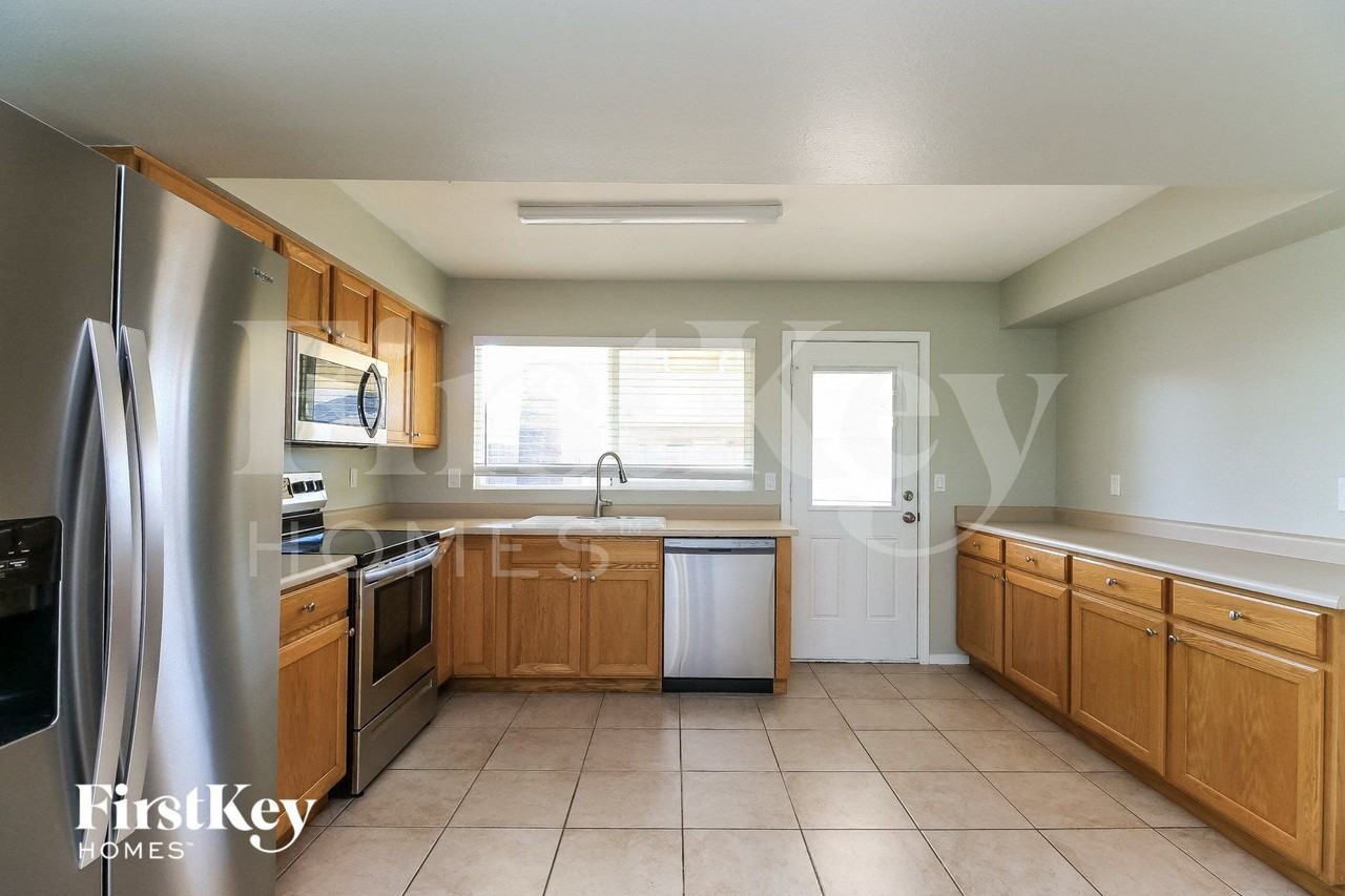 1941 W Portobello Ave - Photo 7 of 15
