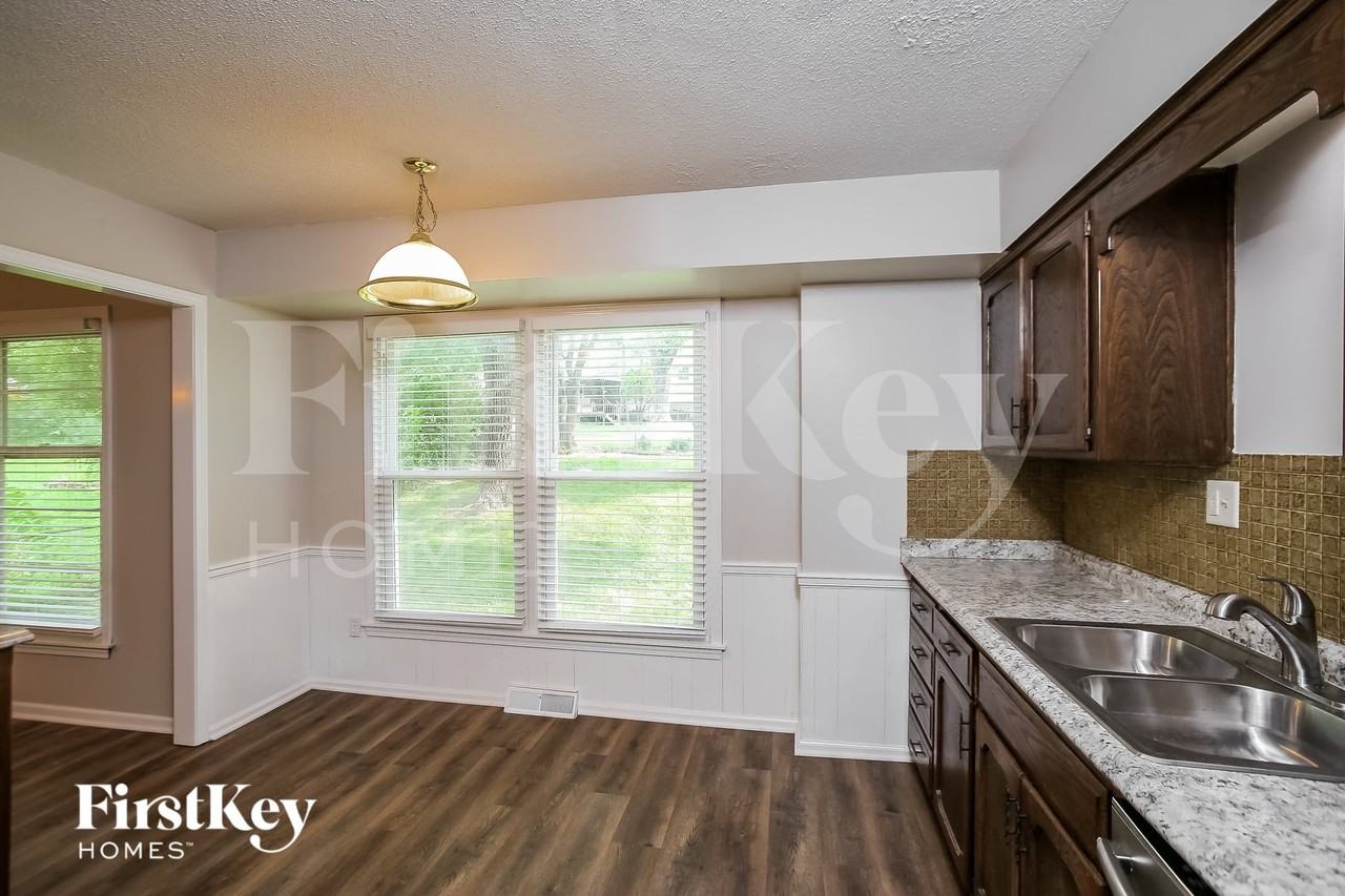 1108 Ne 97th St - Photo 5 of 15