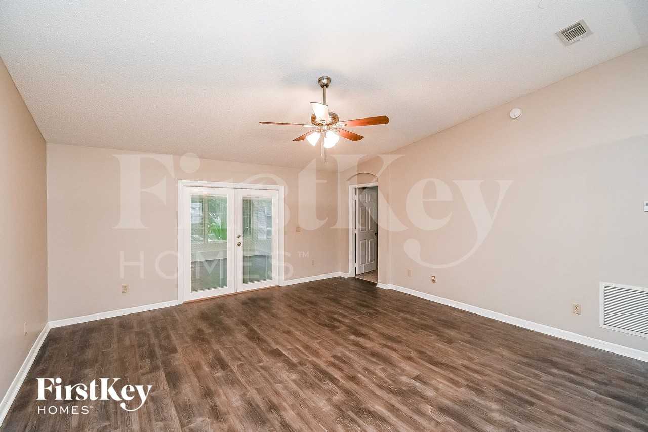 12450 Harbor Winds Dr N - Photo 4 of 15