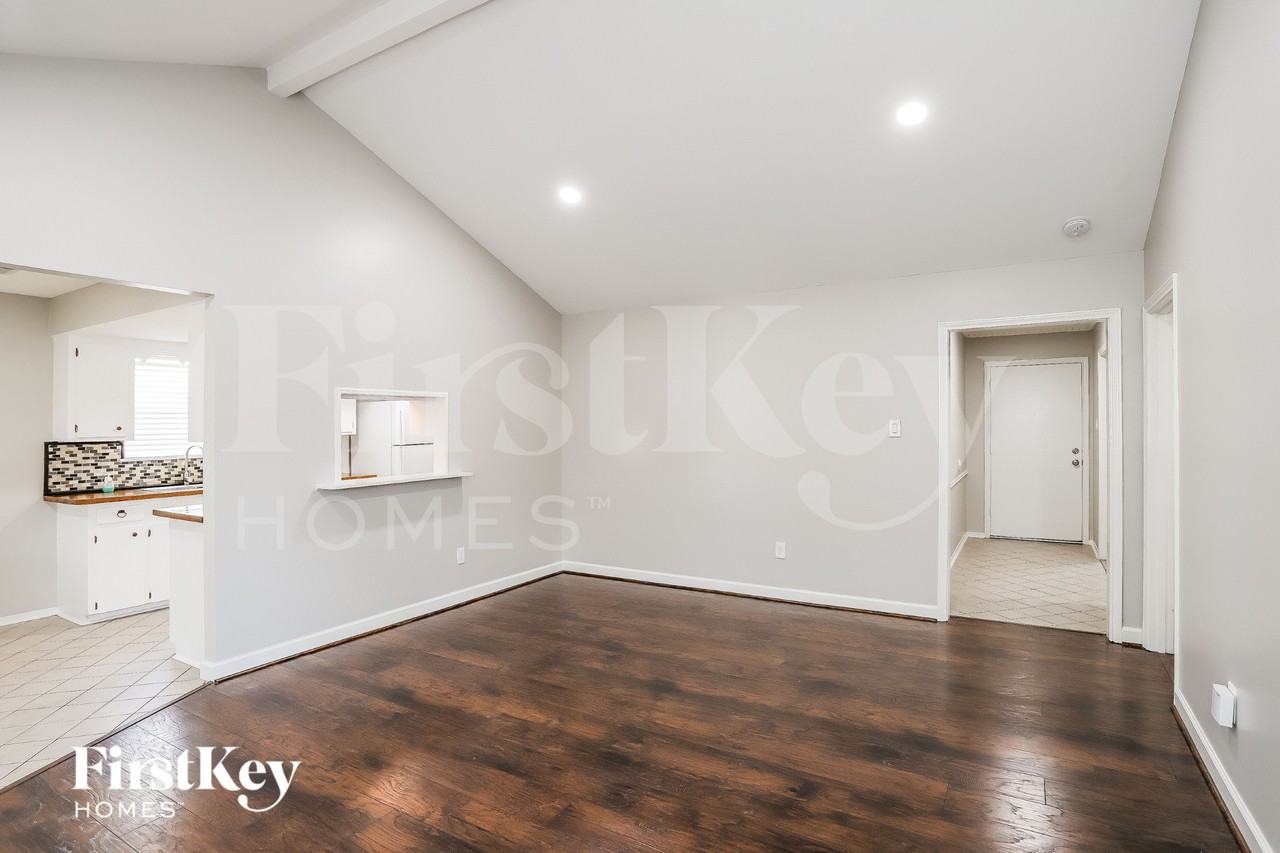 13914 Duncannon Dr - Photo 3 of 16