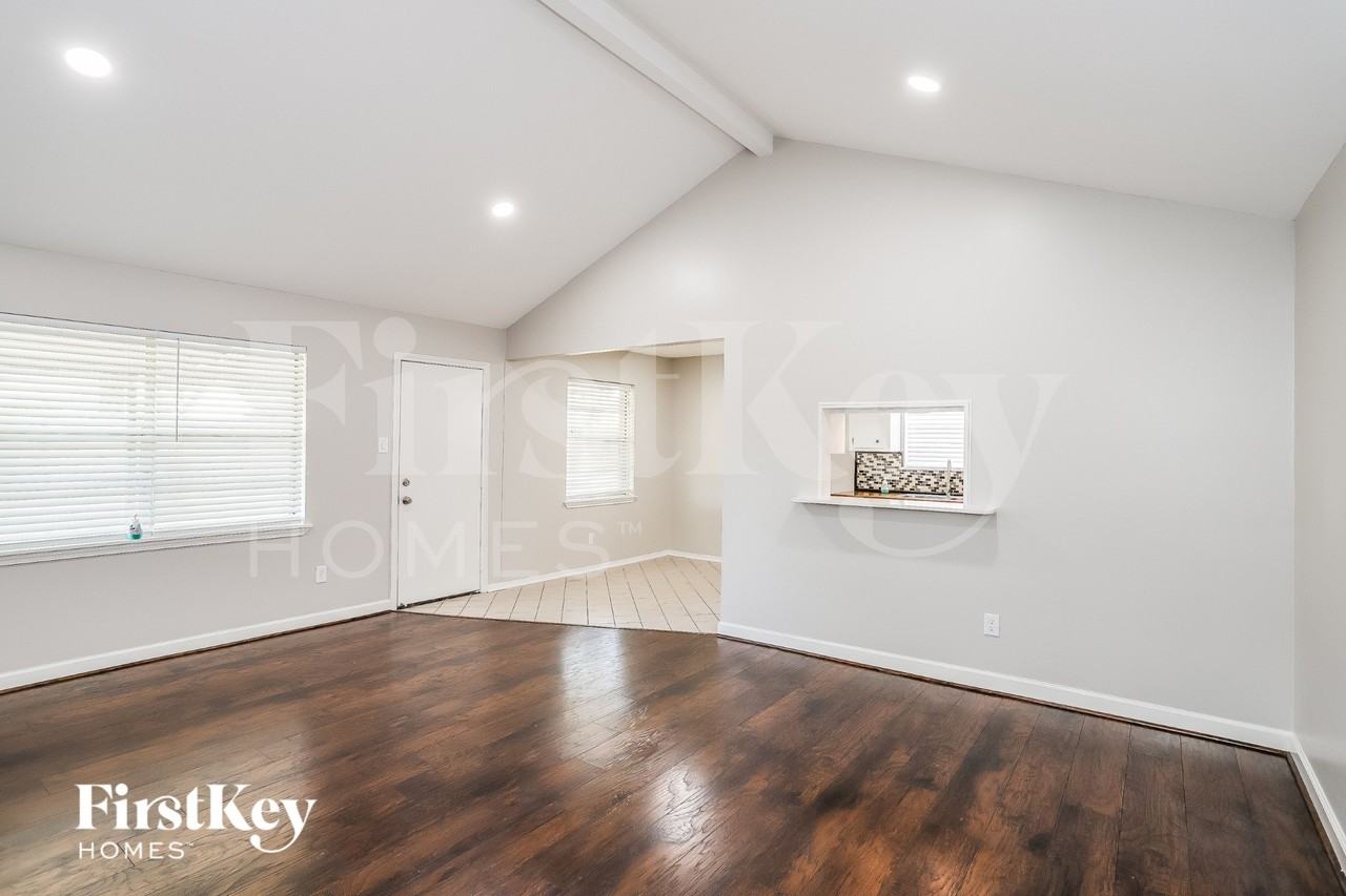 13914 Duncannon Dr - Photo 5 of 16