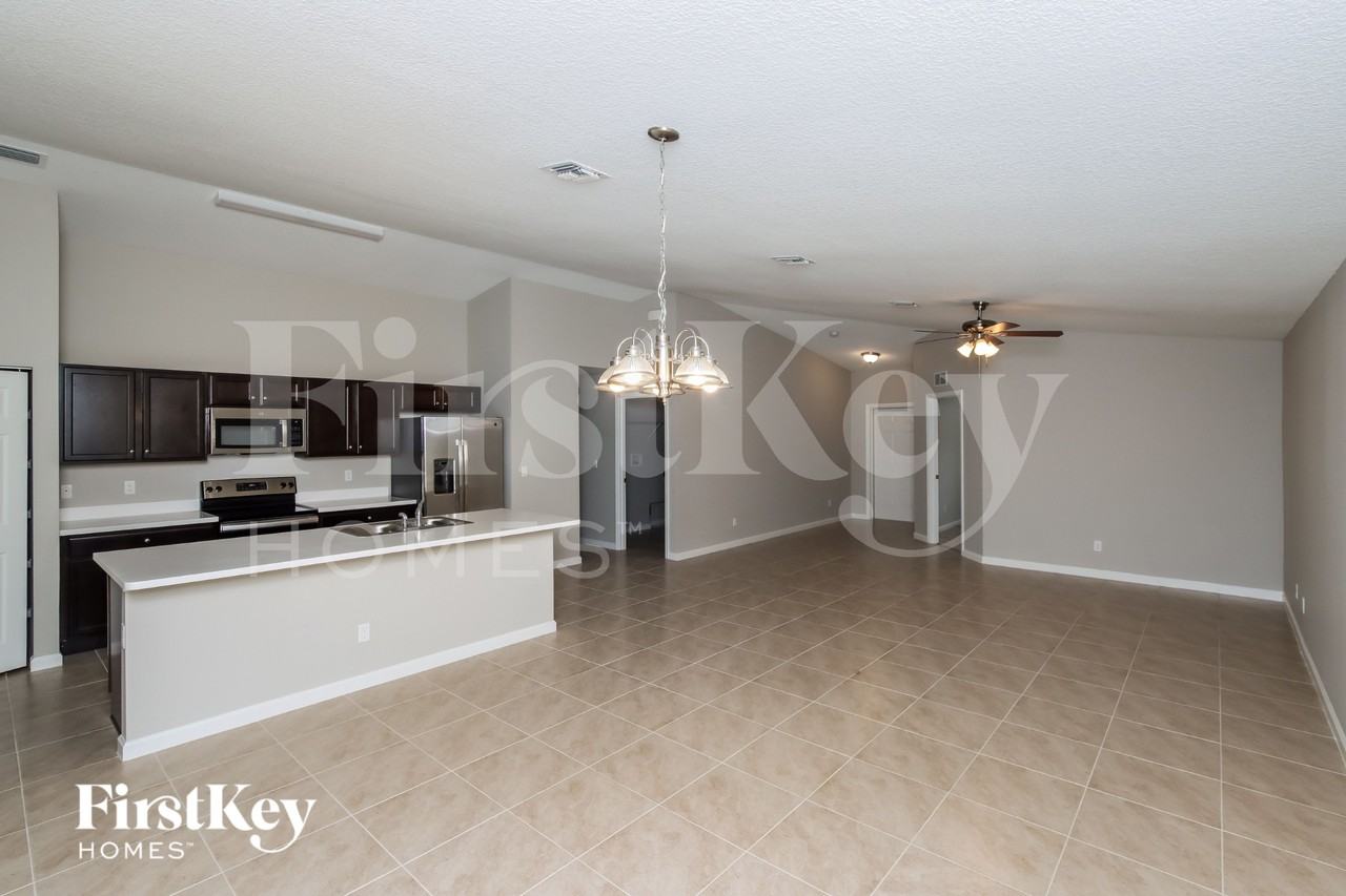 785 Coconut St Se - Photo 4 of 16