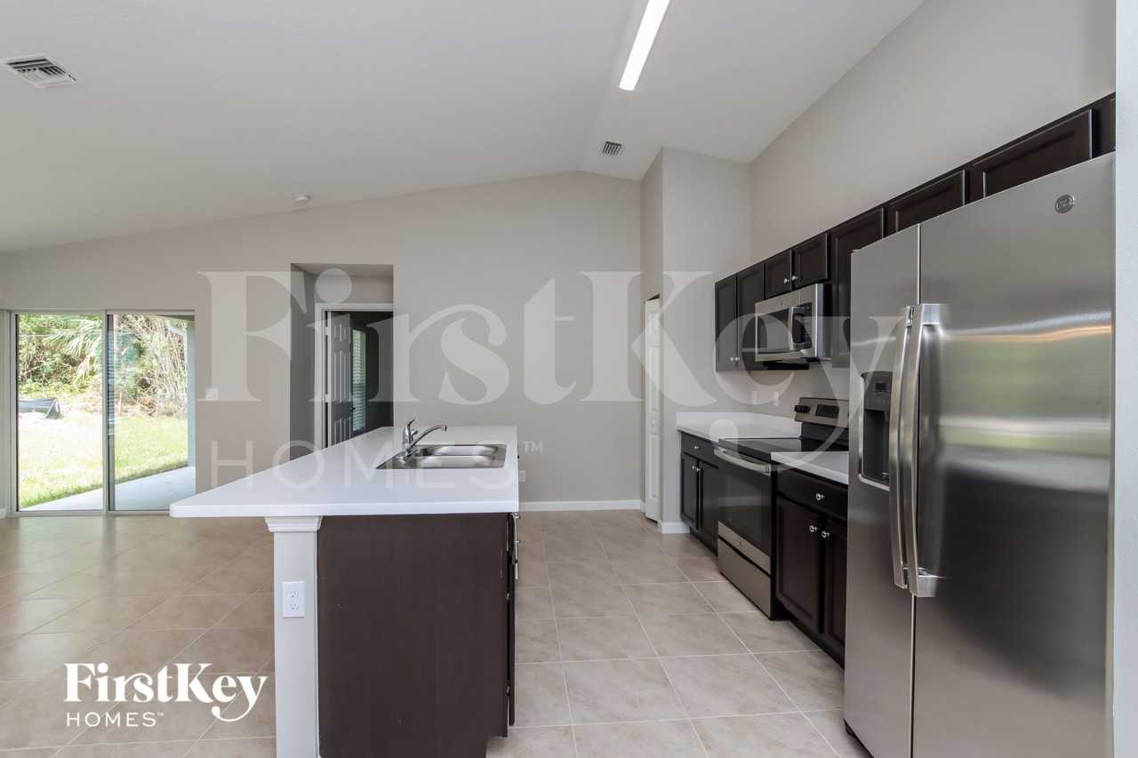 785 Coconut St Se - Photo 5 of 16