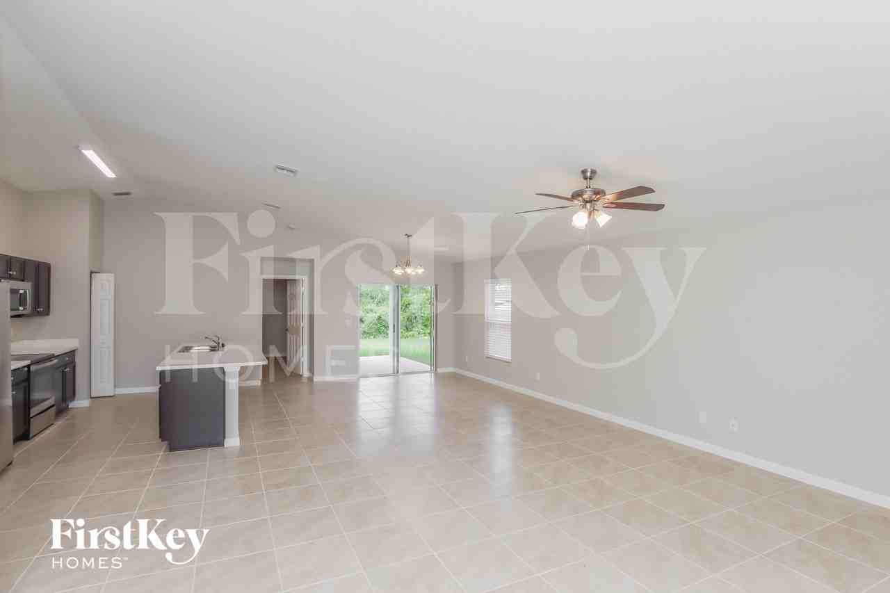 811 Andrew St Se - Photo 3 of 16