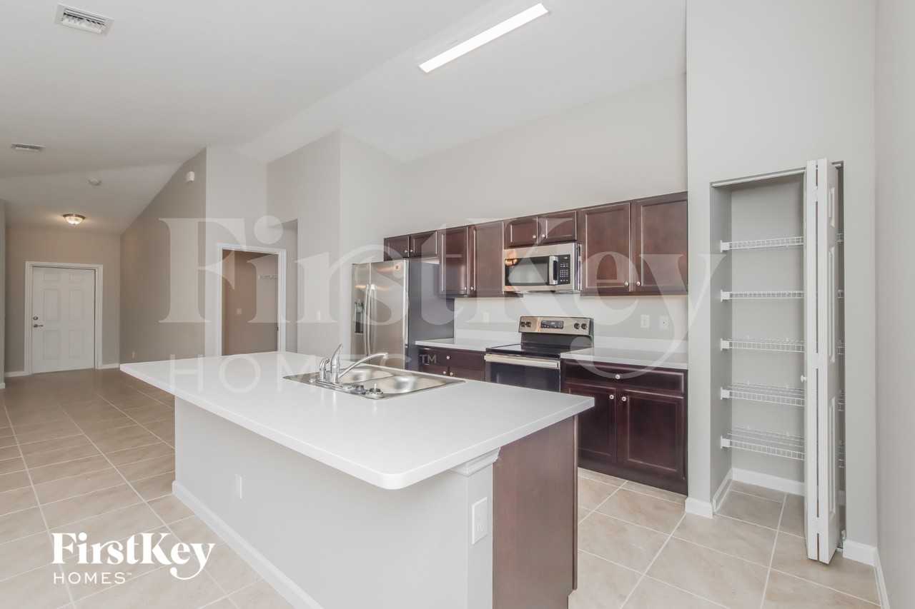 811 Andrew St Se - Photo 6 of 16