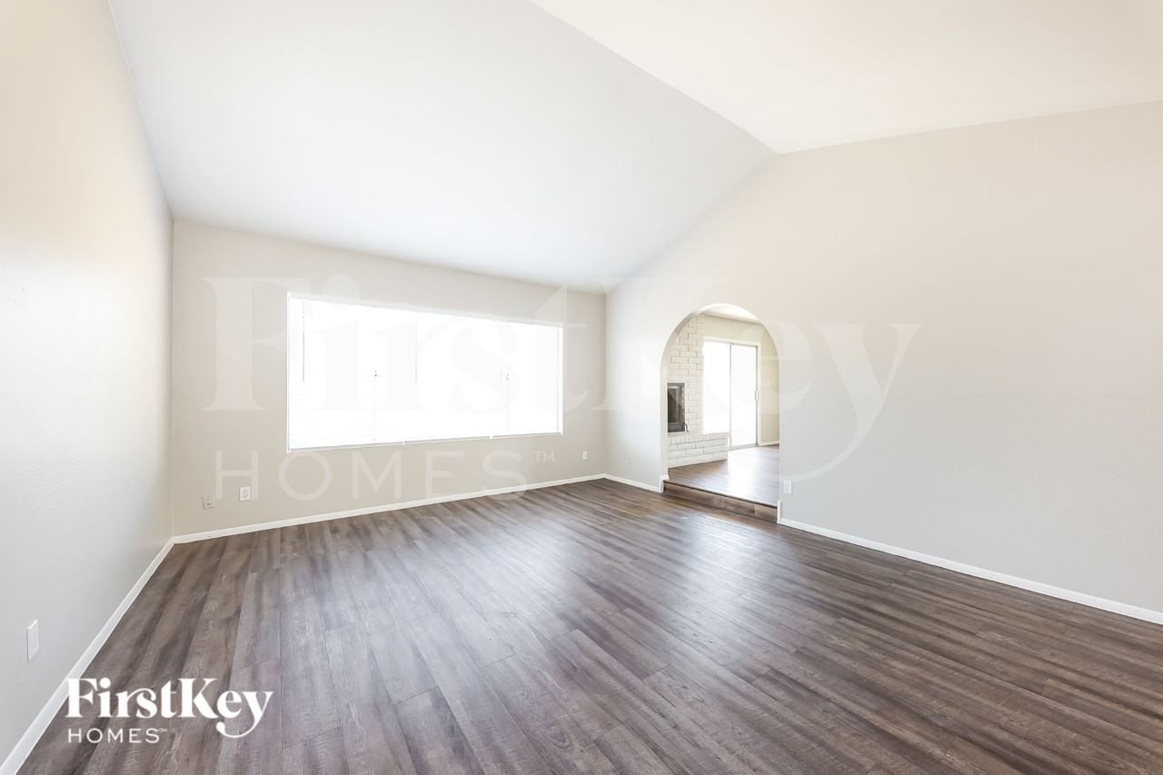 5015 W Mercer Ln - Photo 2 of 16