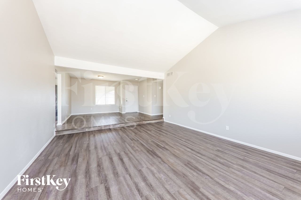 5015 W Mercer Ln - Photo 3 of 16