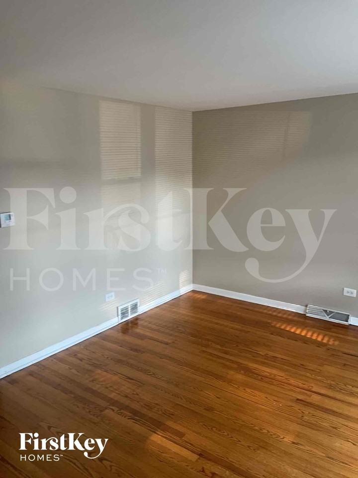 8725 S Luella Ave - Photo 3 of 13