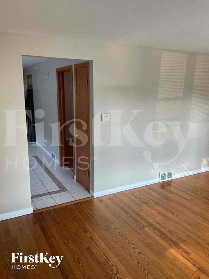 8725 S Luella Ave - Photo 4 of 13