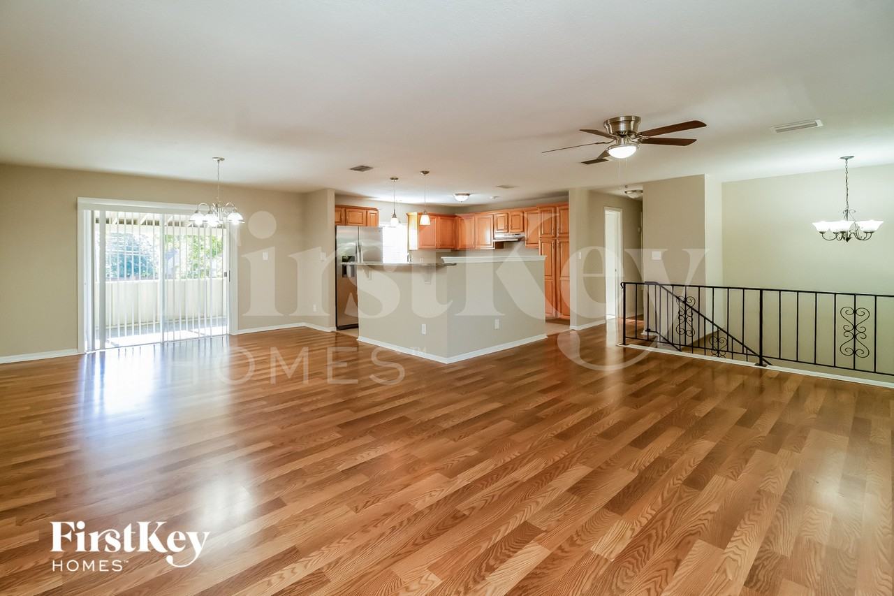 8618 Vannoy Ct - Photo 3 of 16