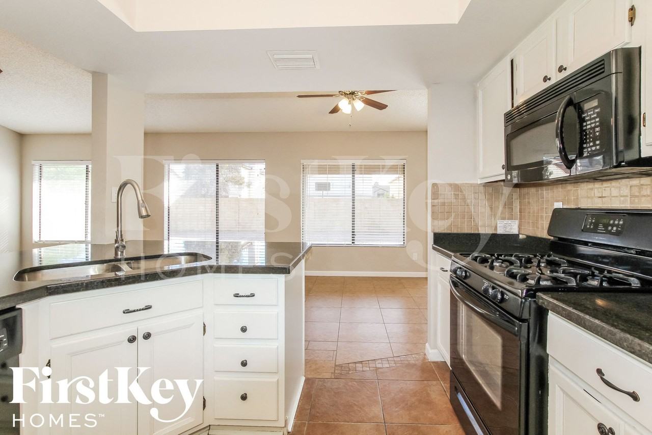 7619 W Brown St - Photo 6 of 15