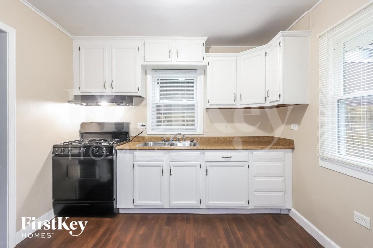 510 E Clarendon Dr - Photo 5 of 15