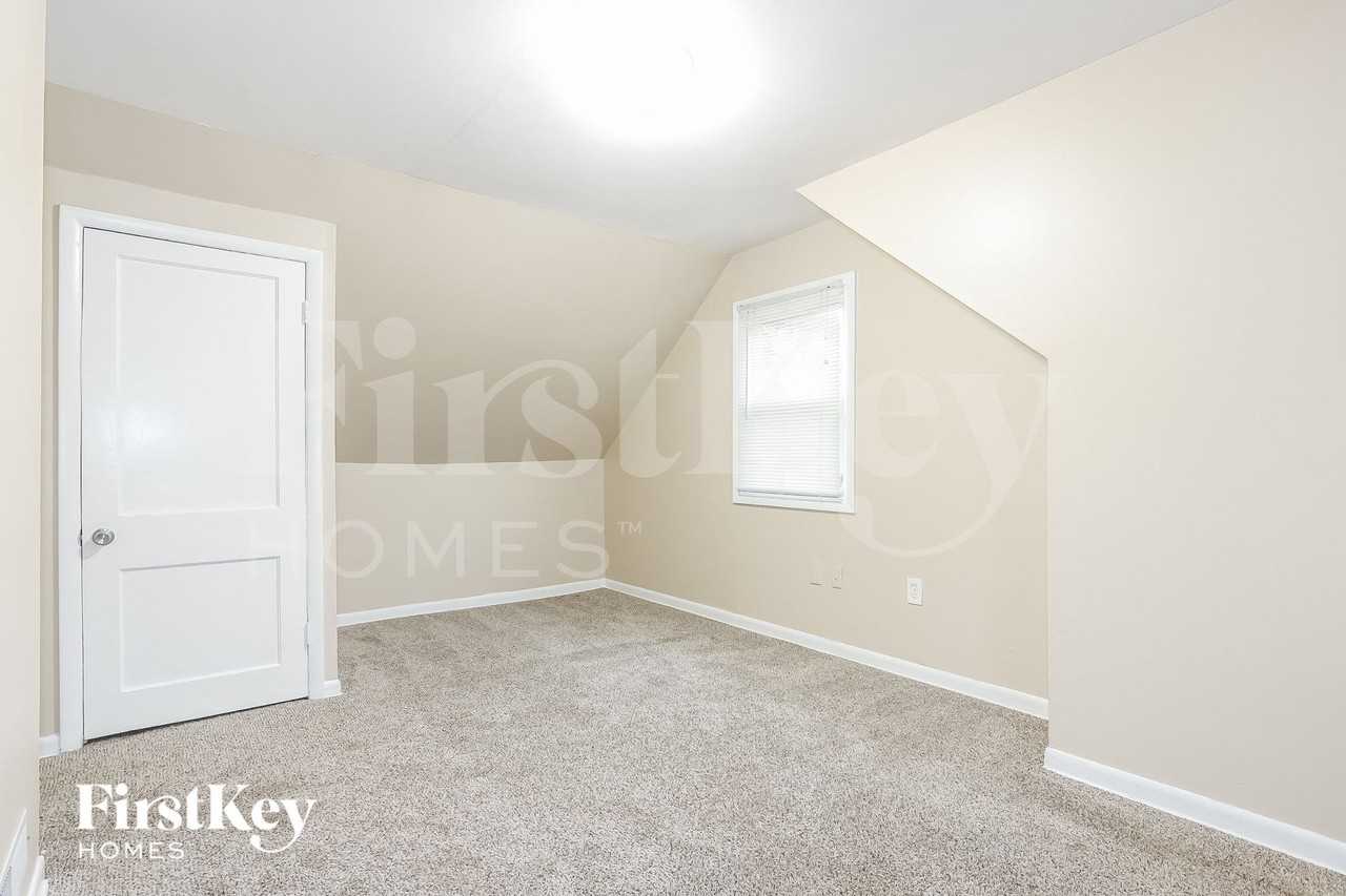510 E Clarendon Dr - Photo 6 of 15