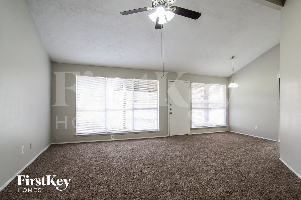 4118 Pinebridge Ln - Photo 3 of 14