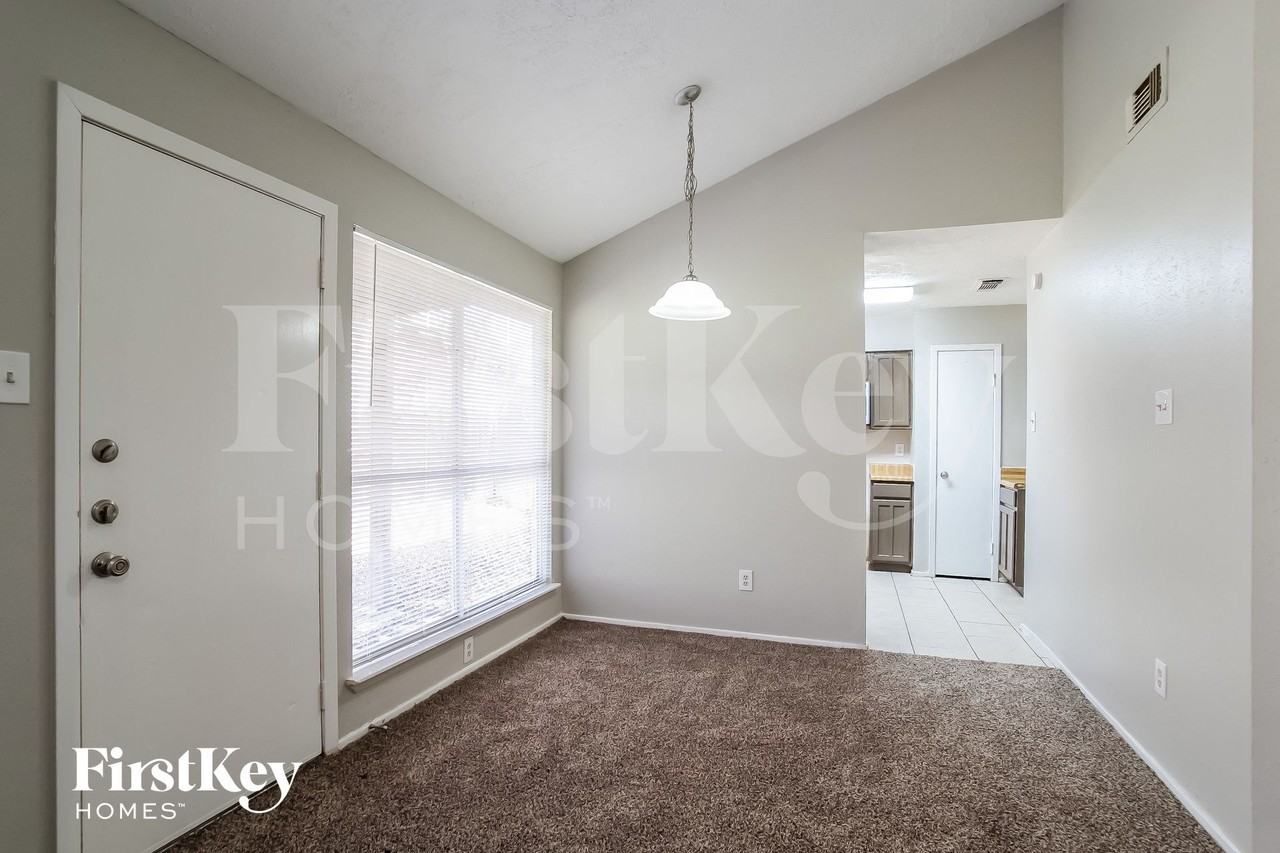 4118 Pinebridge Ln - Photo 5 of 14