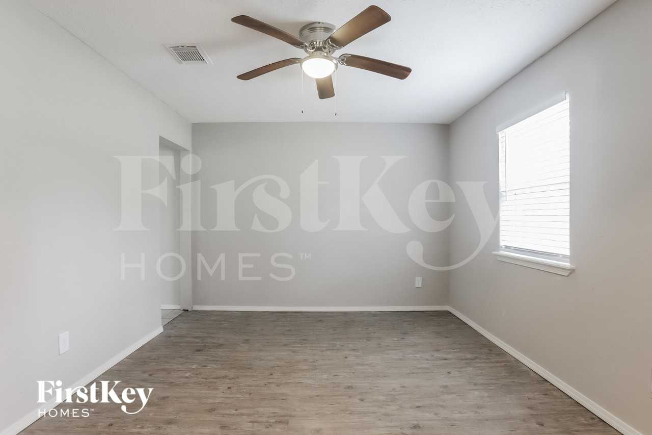 3607 Dawnwood Dr - Photo 5 of 16
