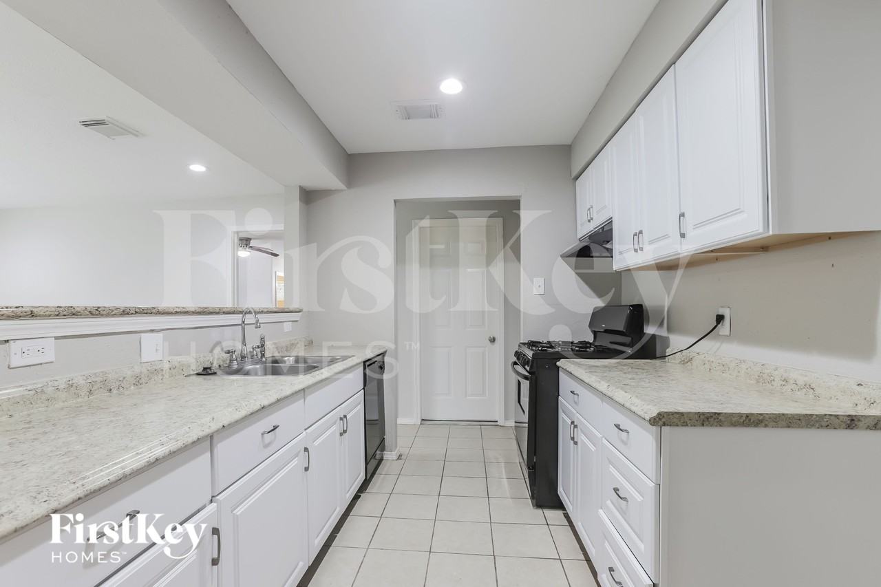 3607 Dawnwood Dr - Photo 6 of 16