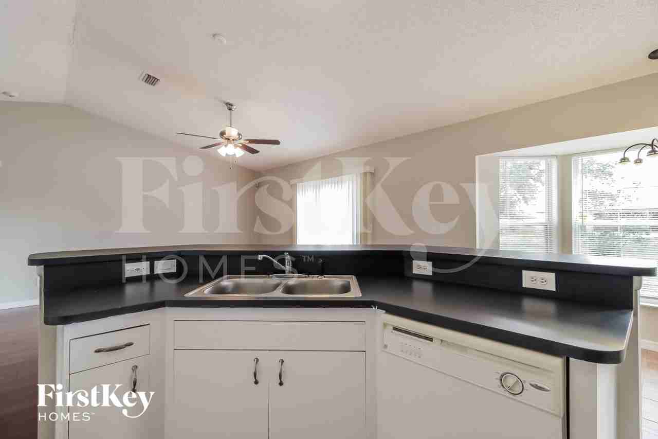 1674 Waltz St Se - Photo 5 of 16