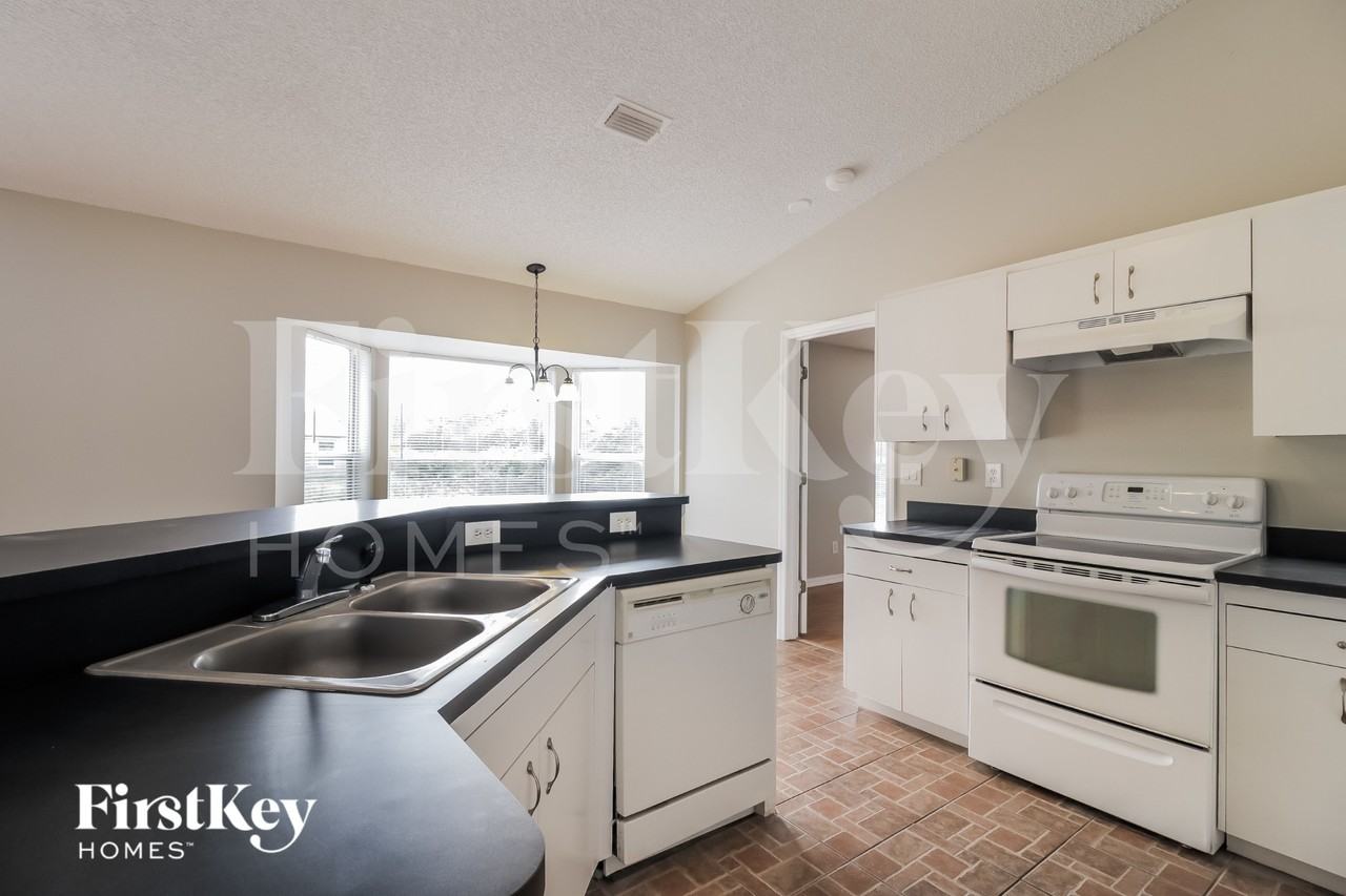 1674 Waltz St Se - Photo 6 of 16