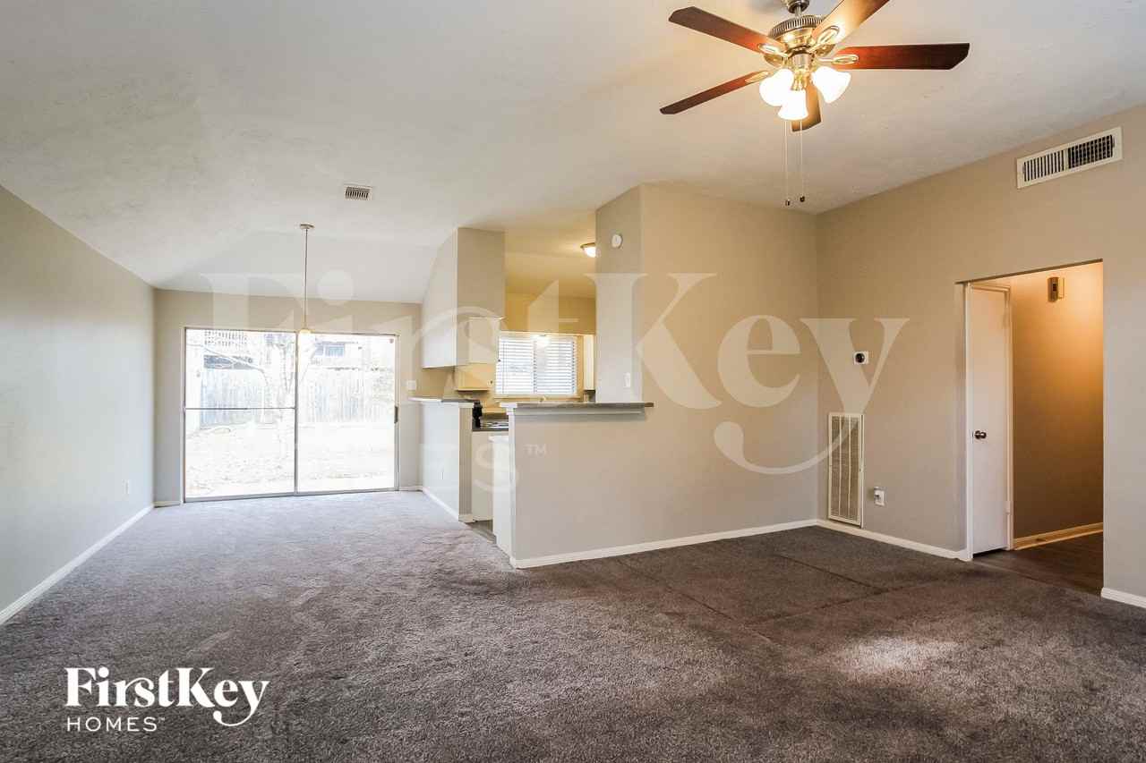15410 Pebble Lake Dr - Photo 3 of 16