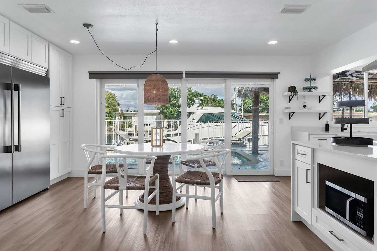2233 Se 15th St - Photo 5 of 19