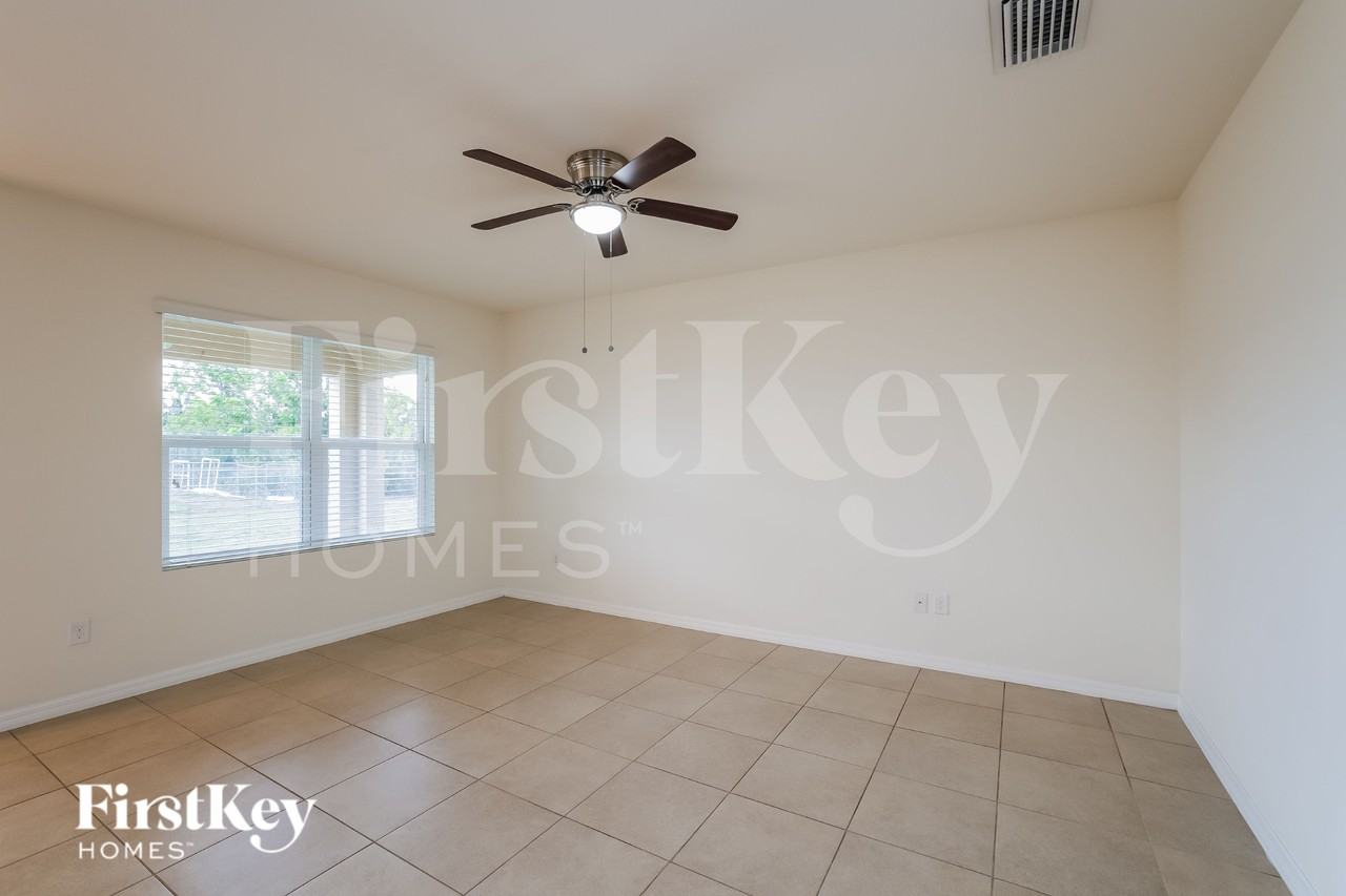 119 Se 20th St - Photo 3 of 20