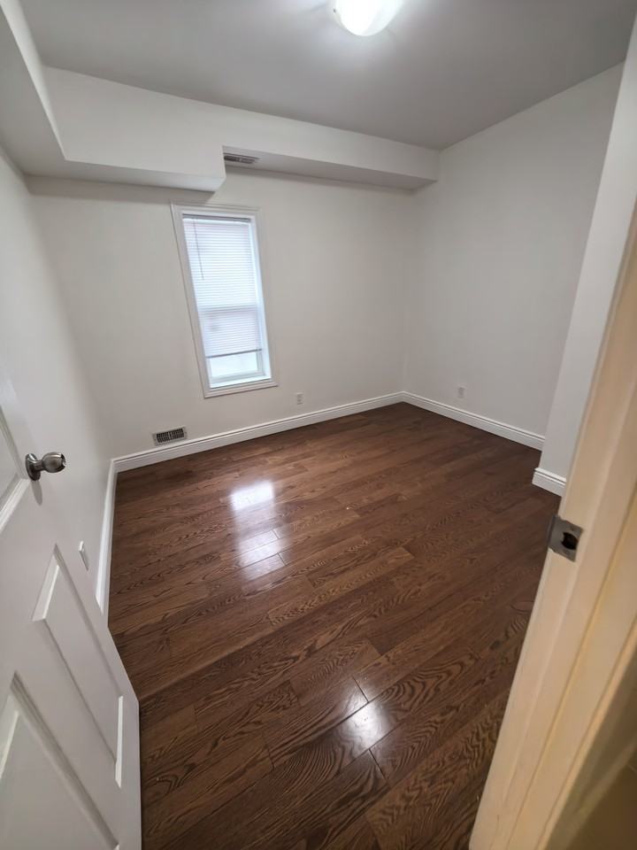 209 McCaul St - Photo 7 of 10