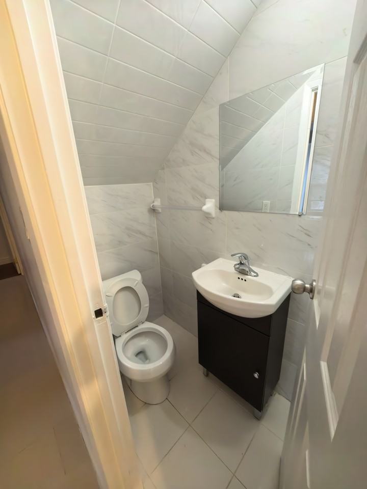 209 McCaul St - Photo 2 of 10