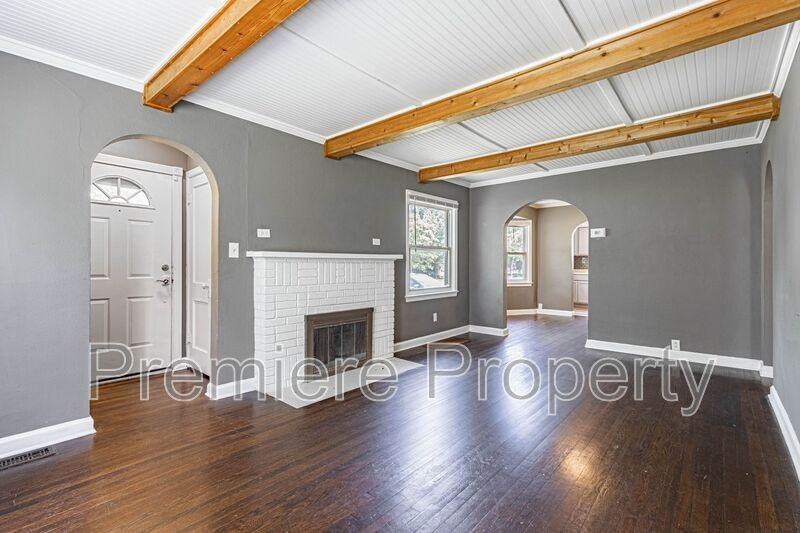 1705 S Northern Blvd - Photo 2 of 9