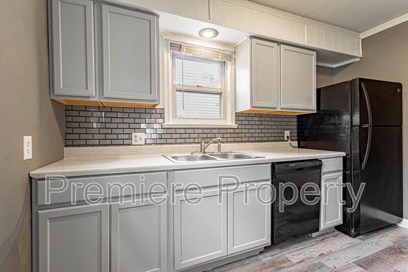 1705 S Northern Blvd - Photo 4 of 9