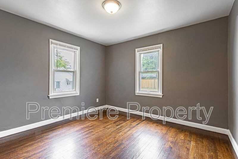 1705 S Northern Blvd - Photo 6 of 9