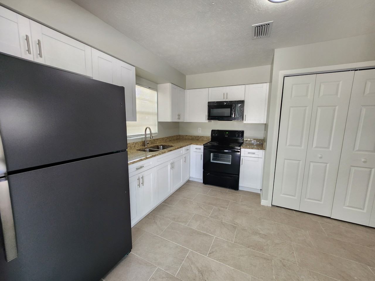 2118 W Comanche Ave #C - Photo 2 of 10