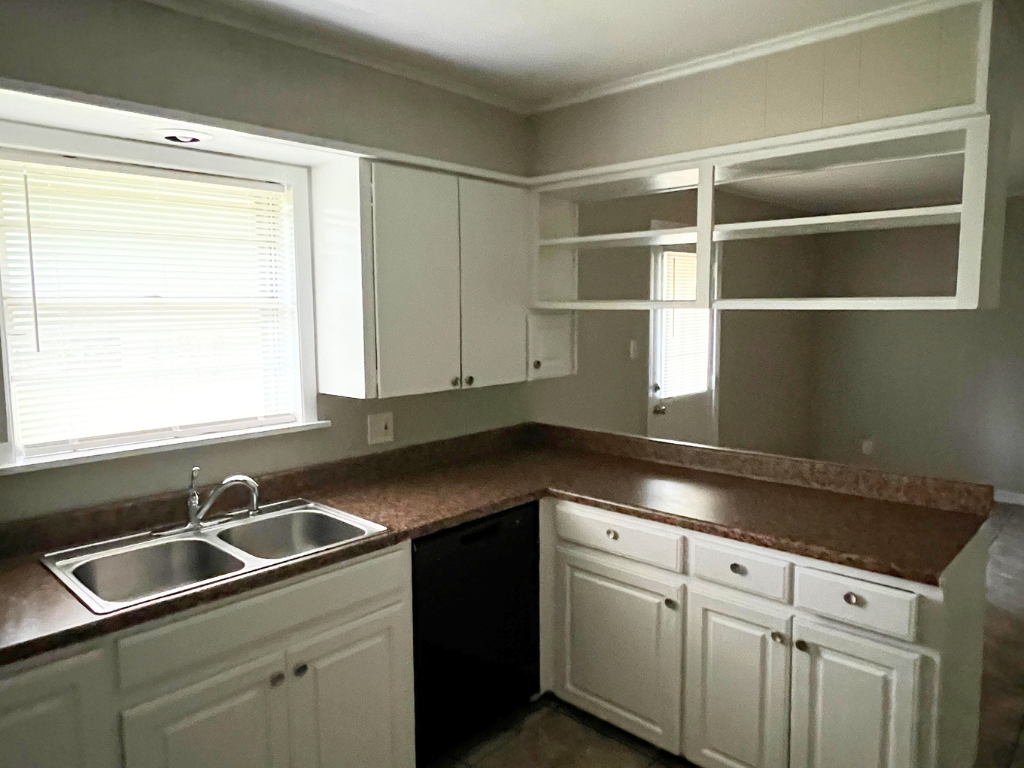 4700 N Locust St - Photo 5 of 20