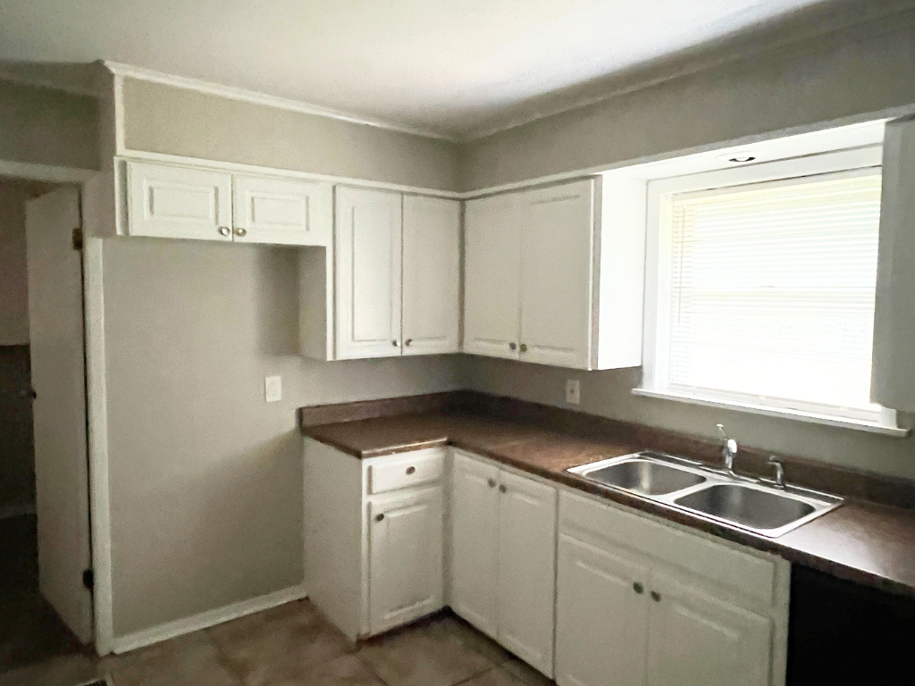 4700 N Locust St - Photo 6 of 20