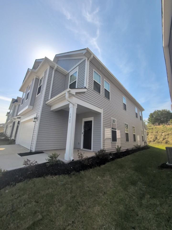 1049 Nadine Way - Photo 3 of 20