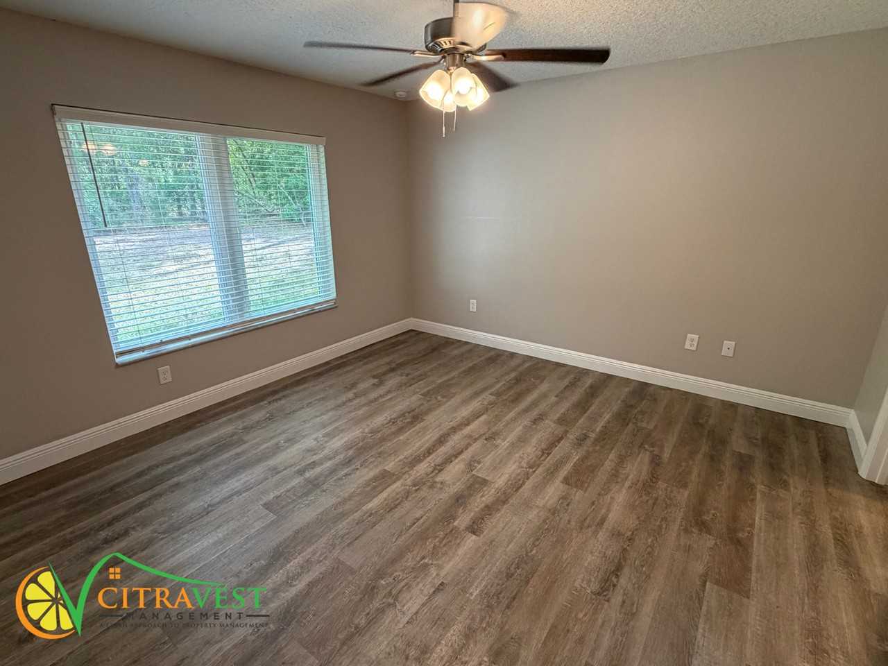 1912 W Quaker Ln - Photo 4 of 13