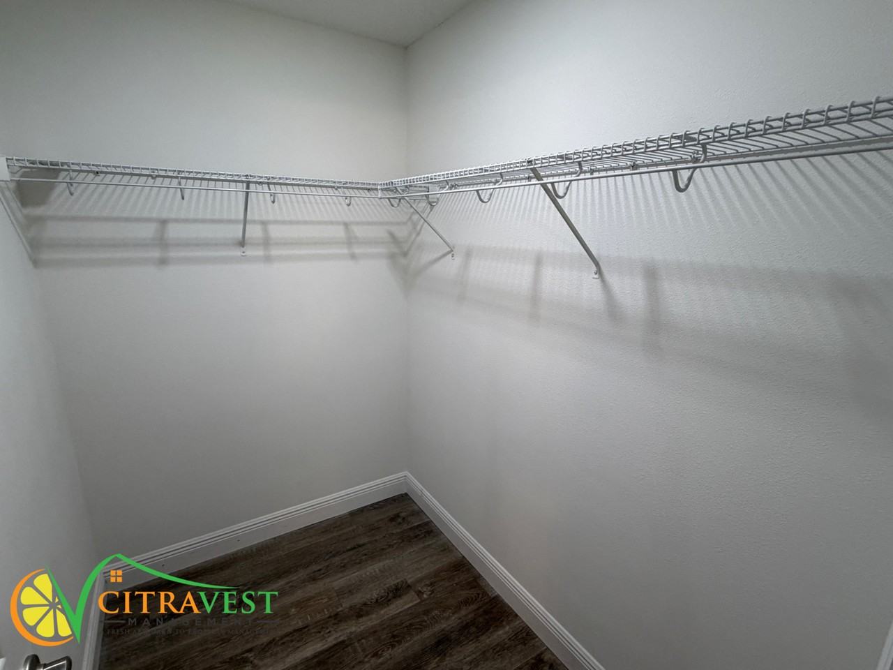1912 W Quaker Ln - Photo 5 of 13